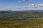 Utsikt fra Flottenuten (1243 moh) mot Skånevasstjørnan
