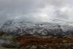 Panorama av Gaustatoppen i tåke etter første snøfall.